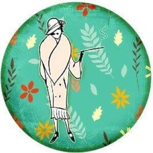 以下が含まれることがあります： ティール色の背景にオレンジと黄色の花、緑の葉が描かれた円形の装飾プレート。明るい色のコート、帽子、スカートを身につけ、長いシガレットホルダーを持った人物の様式化されたイラストが中央に配置されている。