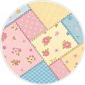 K&ouml;nnte beinhalten: Ein kreisf&ouml;rmiges Patchwork-Design mit verschiedenen Pastellstoffen. Das Design umfasst rosa Punkte, blaues Vichy-Karo und gelbes Karomuster, alle mit floralen Mustern verziert. Die Kanten sind gewellt, was eine charmante, handgefertigte &Auml;sthetik erzeugt.