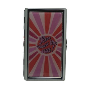 Vintage Hippy, Hippy, Aquí viene el sol, Rojo, Púrpura, Caja de cigarrillos King Size, Caja de cigarrillos, Caja de almacenamiento de tarjetas de dinero de metal, 100's, Slims