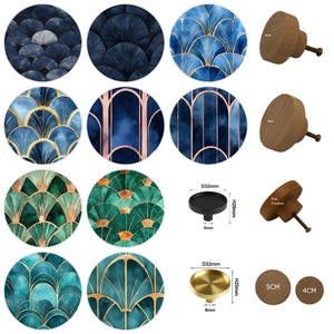 Puede incluir: Una colección de tiradores y pomos decorativos para armarios. Los pomos presentan varios diseños art déco en tonos azules, verdes y dorados. También se incluyen varios pomos de madera, con medidas de 4 cm y 5 cm. También se muestra un pomo negro y otro dorado.