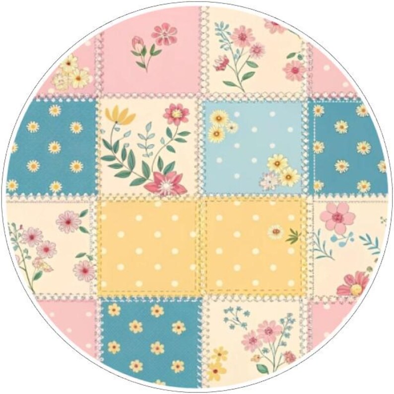 K&ouml;nnte beinhalten: Ein rundes Patchwork-Design mit Quadraten aus rosa, gelbem und blauem Stoff. Jedes Quadrat ist mit floralen Mustern und gepunkteten Akzenten verziert. Das Design hat einen gen&auml;hten Rand und erzeugt eine charmante, Vintage-&Auml;sthetik.