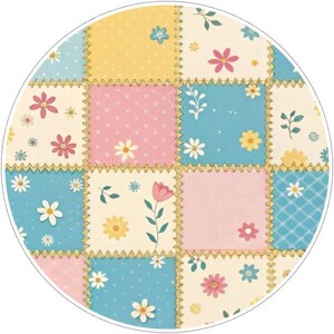 K&ouml;nnte beinhalten: Ein rundes Patchwork-Design mit quadratischen Feldern in Pastellfarben: Blau, Gelb und Rosa. Jedes Feld ist mit floralen Mustern und gepunkteten Akzenten verziert. Die Kanten sind mit einem goldenen Besatz gen&auml;ht, was eine charmante, handgefertigte &Auml;sthetik erzeugt.