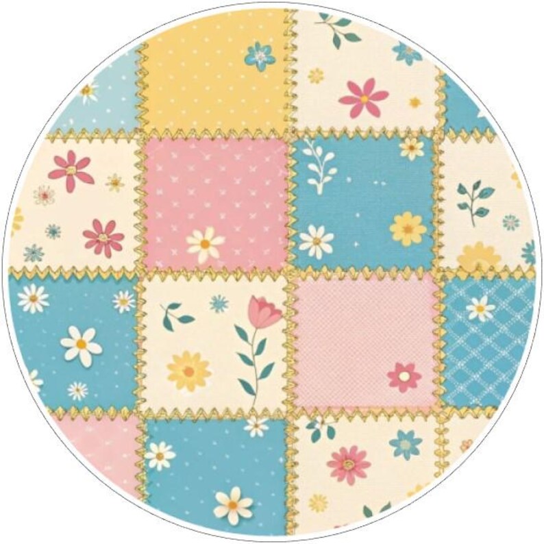 K&ouml;nnte beinhalten: Ein rundes Patchwork-Design mit quadratischen Feldern in Pastellfarben: Blau, Gelb und Rosa. Jedes Feld ist mit floralen Mustern und gepunkteten Akzenten verziert. Die Kanten sind mit einem goldenen Besatz gen&auml;ht, was eine charmante, handgefertigte &Auml;sthetik erzeugt.