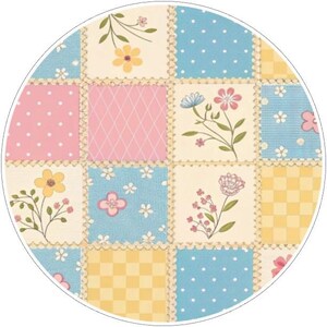 K&ouml;nnte beinhalten: Ein rundes Patchwork-Design mit Quadraten in verschiedenen Mustern und Farben. Das Design umfasst Quadrate mit rosa Punkten, blauen Punkten, gelbem Vichy-Karo und floralen Mustern. Die Kanten jedes Quadrats sind mit einem gewellten Rand versehen.