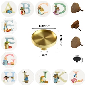 Op de afbeelding: Een verzameling decoratieve kastknoppen en ladegrepen. De afbeelding bevat een messing knop met een diameter van 32 mm en een hoogte van 20 mm, en houten knoppen. Er worden ook cirkelvormige illustraties van letters met dierenfiguren getoond.