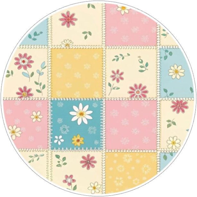 K&ouml;nnte beinhalten: Ein rundes Patchwork-Design mit quadratischen Feldern in Pastellfarben: Rosa, Gelb und Blau. Jedes Feld ist mit floralen Mustern, darunter G&auml;nsebl&uuml;mchen und andere Blumen, verziert und durch einen wei&szlig;en, gepunkteten Rand verbunden. Das Thema ist ein fr&ouml;hliches, florales Design.