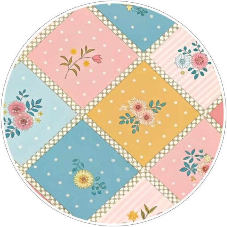 K&ouml;nnte beinhalten: Ein rundes, florales Patchwork-Design mit Quadraten in Rosa, Blau und Gelb, die jeweils mit zarten Blumenillustrationen und wei&szlig;en Tupfen verziert sind. Die Quadrate sind durch einen goldfarbenen, rautenf&ouml;rmigen Rand getrennt.