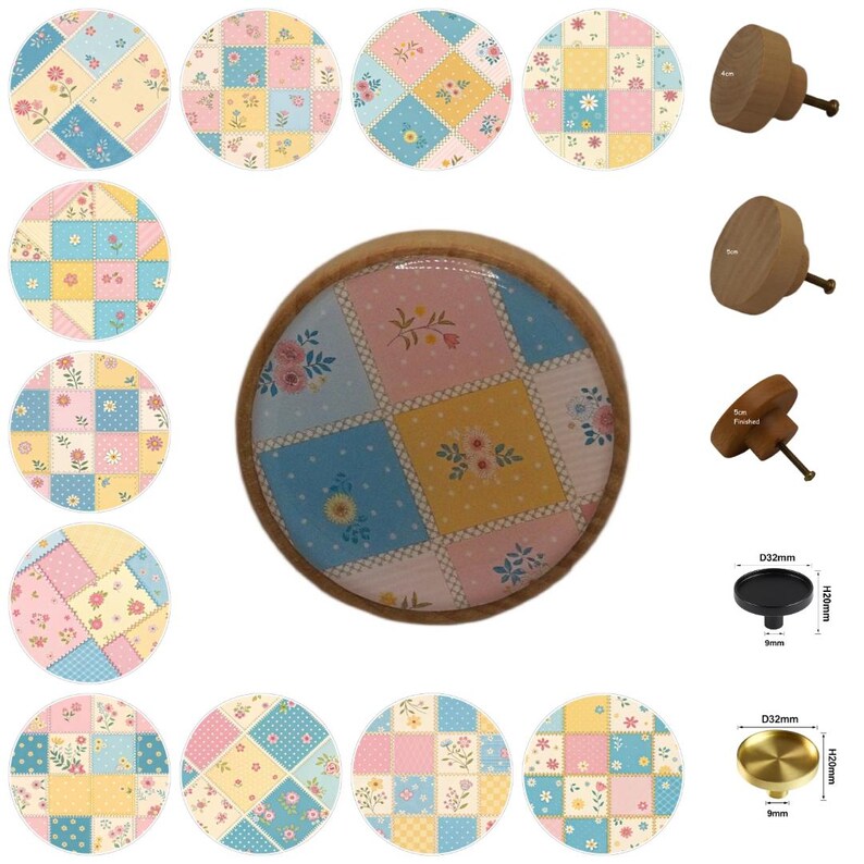 K&ouml;nnte beinhalten: Eine Sammlung dekorativer Schrankkn&ouml;pfe mit Patchwork-Design. Die Kn&ouml;pfe weisen eine Vielzahl von Pastellfarben auf, darunter Rosa, Blau, Gelb und Wei&szlig;, mit Blumen- und Tupfenmustern. Es werden auch mehrere Holzkn&ouml;pfe sowie schwarze und goldfarbene Metallkn&ouml;pfe gezeigt.