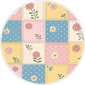 K&ouml;nnte beinhalten: Ein rundes Patchwork-Design mit Quadraten in Rosa, Blau und Gelb, verziert mit wei&szlig;en Punkten und floralen Mustern. Das Design umfasst G&auml;nsebl&uuml;mchen und andere Blumen mit gr&uuml;nen Stielen und Bl&auml;ttern.