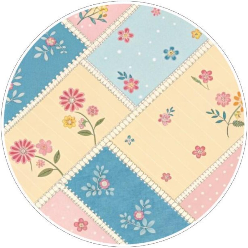 K&ouml;nnte beinhalten: Ein kreisf&ouml;rmiges Patchwork-Design mit floralen Mustern in Rosa, Blau und Gelb. Das Design umfasst Quadrate mit floralen und gepunkteten Mustern, die durch wei&szlig;e, spitzenartige Bord&uuml;ren getrennt sind. Die Gesamt&auml;sthetik ist weich und feminin.