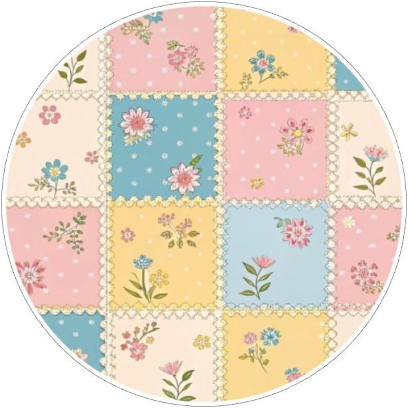 K&ouml;nnte beinhalten: Ein rundes Patchwork-Design mit Quadraten in Pastellrosa, Blau und Gelb, verziert mit floralen Mustern und wei&szlig;er Spitzenborte. Das Design umfasst Punkte und verschiedene Blumenillustrationen.