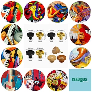 Puede incluir: Una colección de pomos circulares para armarios en acabados negro, dorado y madera natural. Los pomos metálicos tienen diámetros de 22mm, 27mm y 32mm con 20mm de altura. Los pomos de madera incluyen opciones de 4cm y 5cm. Arte musical rodea los objetos.