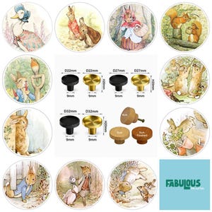 Può includere: Una collezione di pomelli rotondi per armadi in finiture nero, oro e legno naturale, mostrati con diagrammi tecnici che indicano dimensioni di 22mm, 27mm, 32mm, 4cm e 5cm, accanto a illustrazioni circolari con classici personaggi animali di fiabe.