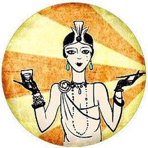 以下が含まれることがあります： 1920年代の衣装を身にまとった様式化された人物の円形グラフィックイラスト。ヘッドピース、ドロップイヤリング、長いネックレスを着用し、片手に小さなグラス、もう片手に長いシガレットホルダーを持っている。背景はオレンジと黄色のサンバースト模様。