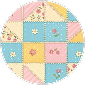 K&ouml;nnte beinhalten: Ein rundes Patchwork-Design mit Quadraten in Hellblau, Gelb und Rosa, die jeweils mit floralen Mustern und wei&szlig;en Tupfen verziert sind. Das Design umfasst gewellte Kanten und eine Vielzahl floraler Illustrationen, die eine skurrile und farbenfrohe &Auml;sthetik schaffen.