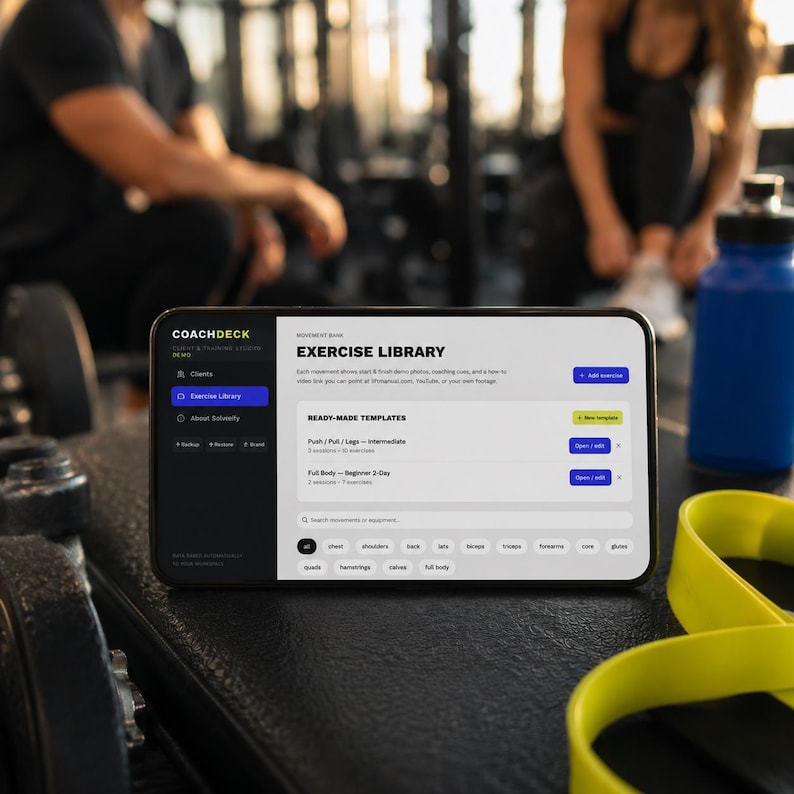以下が含まれることがあります： 暗い画面にCoachDeckエクササイズライブラリのインターフェースを表示したスマートフォン。アプリにはナビゲーションオプション付きのサイドバーがあり、メインエリアにはプッシュ、プル、レッグ、全身のワークアウトセッション用の既製テンプレートが表示されています。