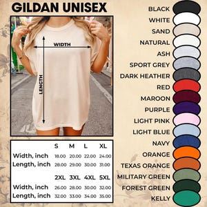 K&ouml;nnte beinhalten: Ein Gildan Unisex-T-Shirt in einer neutralen Farbe, mit einer Gr&ouml;&szlig;entabelle, die Breite und L&auml;nge in Zentimetern angibt. Verf&uuml;gbare Farben sind Schwarz, Wei&szlig; und Marineblau. Das T-Shirt wird von einer Person getragen.