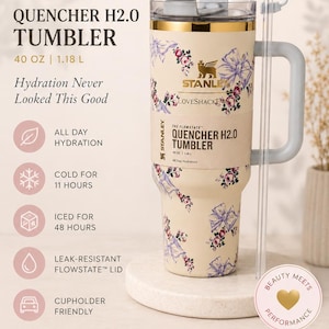 Pu&ograve; includere: Un bicchiere Stanley Quencher H2.0 color crema con un design floreale. La tazza isolata da 1,18 L &egrave; dotata di manico, cannuccia e coperchio a prova di perdite. Mantiene le bevande fredde per 11 ore e ghiacciate per 48 ore.