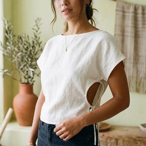 Leinen Side-Tie Crop Top - Minimalistische Weiße Sommerbluse - Handgefertigtes Open Side Leinen Top - Boho nachhaltige Kleidung für Frauen