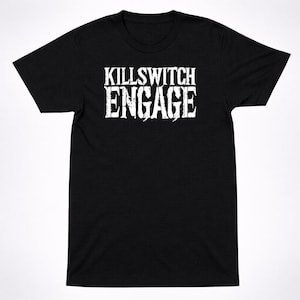 Peut inclure: T-shirt noir à col rond avec le texte blanc "KILLSWITCH ENGAGE" dans une police texturée et vieillie. Le texte est centré sur la poitrine. Le t-shirt est fait d'une matière douce.