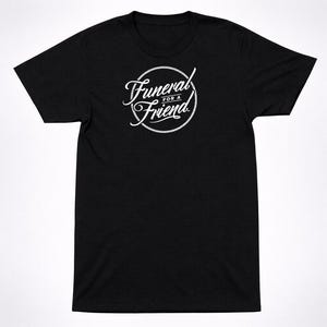 Op de afbeelding: Zwart T-shirt met witte tekst "Funeral for a Friend" in een gestileerd lettertype, omcirkeld door een witte, touwachtige rand. Het T-shirt heeft een ronde hals.