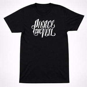 Könnte beinhalten: Schwarzes T-Shirt mit Rundhalsausschnitt und dem weißen Schriftzug "Pierce the Veil" in einer stilisierten, gotischen Schriftart. Der Text ist mittig auf der Vorderseite platziert. Das T-Shirt ist aus weichem Material.