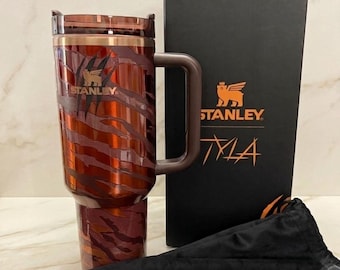 Bicchiere termico isolato da 40 oz in edizione limitata con stampa tigrata, manico e cannuccia – Stile H2.0