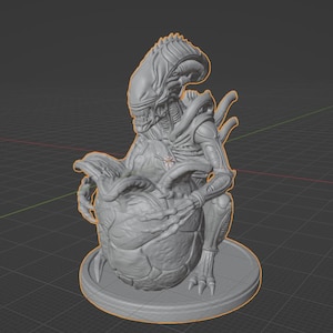 Könnte beinhalten: Ein graues 3D-Digitalmodell einer Xenomorph-Kreatur, die über einem großen, texturierten Ei kauert. Die Kreatur hat einen länglichen Kopf, segmentierte Gliedmaßen und scharfe Krallen, während das Ei eine rissige, organische Oberfläche aufweist. Die Figur steht auf einer runden Basis in einem gerasterten Arbeitsbereich.