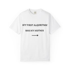 以下が含まれることがあります： 胸元に黒い文字で「MY FIRST ALGORITHM WAS MY MOTHER」とプリントされ、その下に右を指す小さな黒い水平の矢印が描かれた白い半袖Tシャツ。このTシャツは標準的なクルーネックで、シンプルなデザインが特徴です。