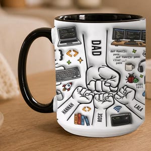 Pode incluir: Uma caneca de cerâmica branca com alça e borda pretas. A caneca apresenta um design com ícones relacionados a computadores, código e os nomes "DAD", "HANNAH", "ROSE" e "LALA".