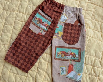 Pantalones de bebé/niño pequeño con estampado de coche vintage y cuadros.
