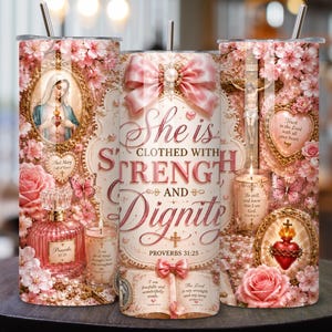 Könnte beinhalten: Drei zylindrische Becher mit Metallstrohhalmen in einem rosa Blumenmotiv. Die Designs zeigen die Jungfrau Maria, ein Kruzifix, ein Heiligstes Herz, Parfümflaschen, Kerzen und den Text She is clothed with strength and dignity Proverbs 31:25.