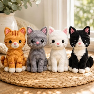 Guía de patrones de peluche para principiantes: cuatro gatos amigurumi de ganchillo, color naranja, gris y blanco.