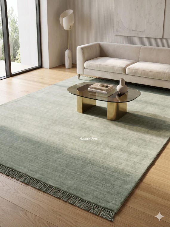 Trendiger Handgewebter Teppich in Salbeigrün | Minimalistischer Boho Skandi Teppich mit Fransen | Einfarbiger Handloom Teppich.