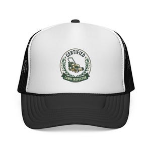 Könnte beinhalten: Eine weiß-schwarze Trucker-Cap mit einer kreisförmigen Grafik auf der Vorderseite. Das Design zeigt eine Rasenmäher-Illustration, umgeben von einem Lorbeerkranz und dem Text CERTIFIED LAWN INSPECTOR in einem dunkelgrünen runden Emblem.