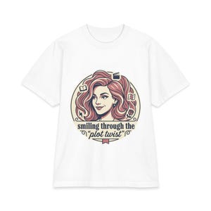 Camiseta "Sonriendo ante el giro argumental" / Retrato femenino retro, temática de narración de historias