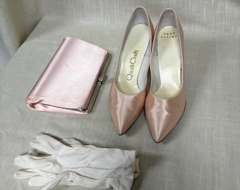 Completo formale vintage anni '60 in raso rosa pallido: décolleté QualiCraft, pochette abbinata e guanti bianchi.