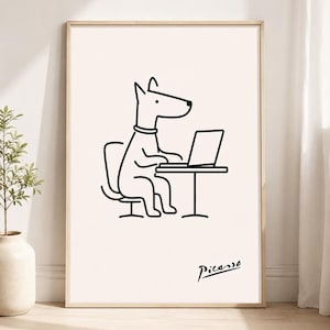 以下が含まれることがあります： デスクでノートパソコンに向かって椅子に座る犬の黒い線画が描かれた額装されたウォールアートプリント。犬はシンプルなスタイルで描かれています。右下には黒い筆記体でPicassoという文字が書かれています。