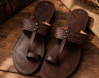 Ręcznie robione skórzane sandały z pierścieniem na palce dla kobiet, brązowe płaskie buty z wytłoczonym wzorem kwiatowym, letnie sandały wsuwane w stylu boho, obuwie rzemieślnicze