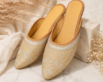 Bestickte Mule Wohnungen für Frauen, Beige Blumen Jutti, Handgemachte Indische Slip On Schuhe, Spitze Ethnische Pantoletten, Hochzeit Brautjungfer Schuhe