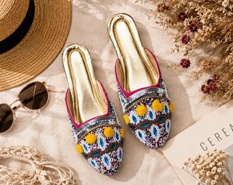 Ręcznie robione, koralikowe, damskie pantofle | Kolorowe, wsuwane buty z pomponami | Haftowane, spiczaste pantofle w stylu boho | Artisan Resort Wedding Flats |
