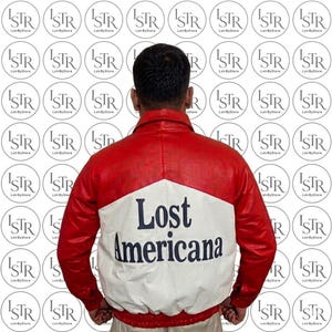 以下が含まれることがあります： 背中に「Lost Americana」の文字が入った赤と白のジャケット。 ジャケットは、背中に白いパネル、袖と肩に赤色を使用したレトロなデザインです。 ジャケットはボンバースタイルです。