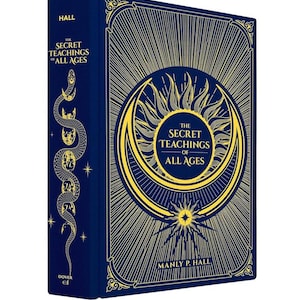 Könnte beinhalten: Ein dunkelblaues Hardcover-Buch mit dem Titel "The Secret Teachings of All Ages" von Manly P. Hall. Das Buch hat einen golden geprägten Einband mit Sonne, Mond und Schlange.