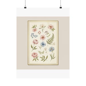 Puede incluir: Un póster con una ilustración botánica de flores y hojas en acuarela. La obra presenta elementos florales rosas, azules y verdes sobre un fondo crema, enmarcado con un borde dorado.