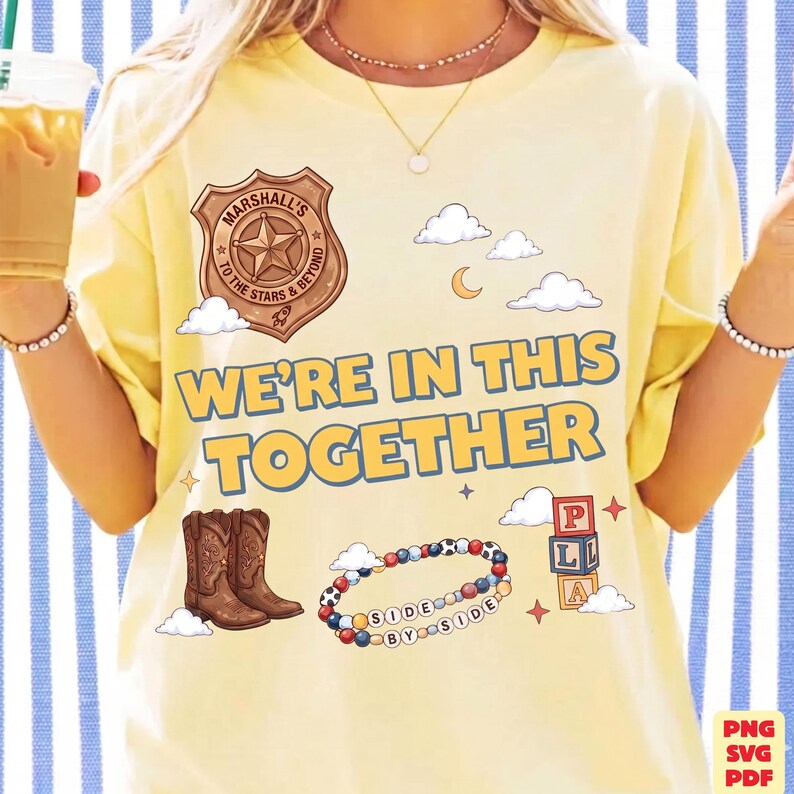 Op de afbeelding: Een lichtgeel t-shirt met een grafische print van een bruine sheriffster met het opschrift Marshall's To The Stars & Beyond, de tekst We're In This Together, bruine cowboylaarzen, een kleurrijke kralenarmband en speelgoedblokken.