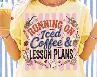 Running On Iced Coffee PNG, planes de lecciones SVG, sublimación retro para profesores, gráfico de la vida del profesor, camiseta de vuelta al cole, arte para amantes del café