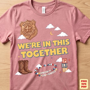 Op de afbeelding: Een oudroze t-shirt met een afbeelding van een gouden sheriffster met het opschrift Marshall's To The Stars & Beyond, de tekst We're In This Together, bruine cowboylaarzen, een kralenarmband met de tekst Side By Side en alfabetblokken.