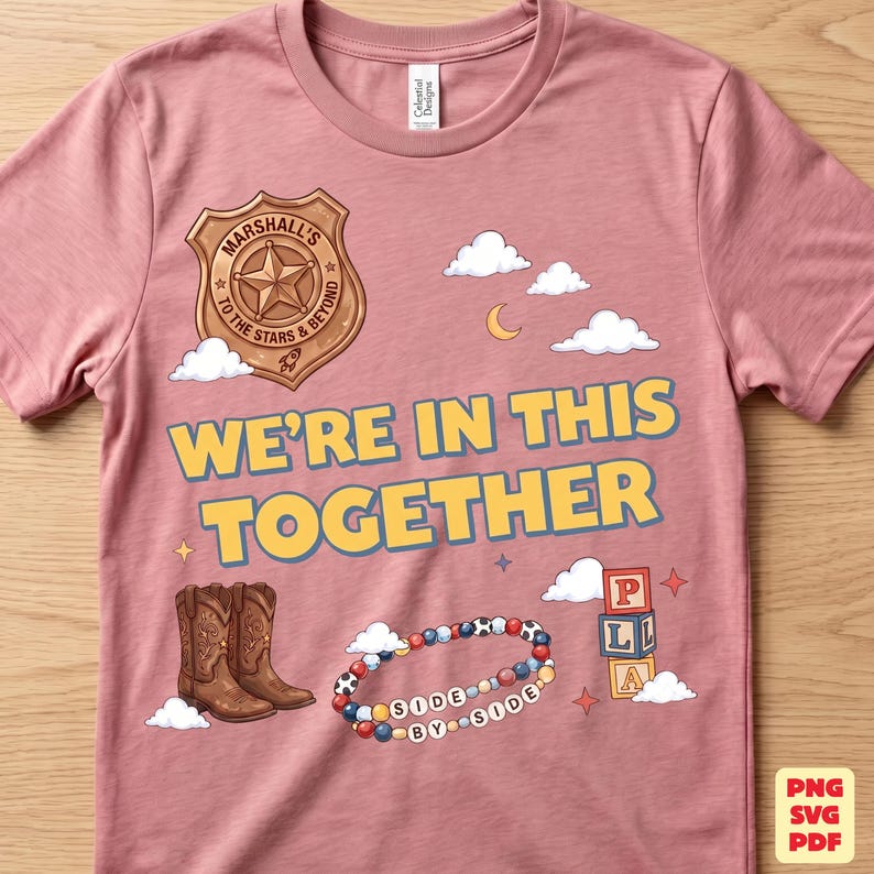 Op de afbeelding: Een oudroze t-shirt met een afbeelding van een gouden sheriffster met het opschrift Marshall's To The Stars & Beyond, de tekst We're In This Together, bruine cowboylaarzen, een kralenarmband met de tekst Side By Side en alfabetblokken.