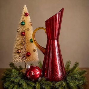 Jarra Pilgrim Glass Vintage Ruby Red Crackle de 30 cm con asa de topacio cadmio brillante y etiqueta original.