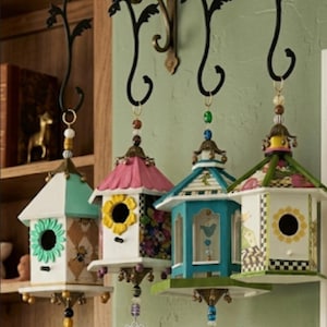 Creaciones de casitas para pájaros hechas con servilletas de McKenzie Childs